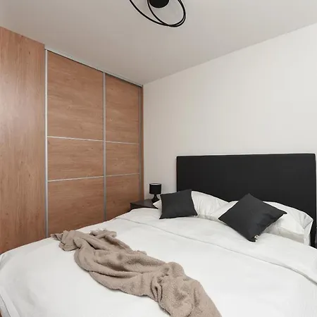 Lazy - Luxury Yachting * זאדאר