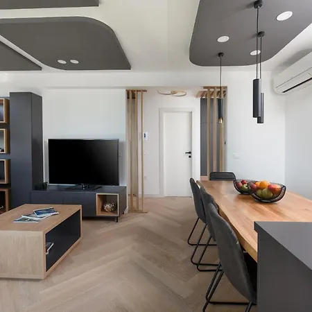 Lazy - Luxury Yachting זאדאר