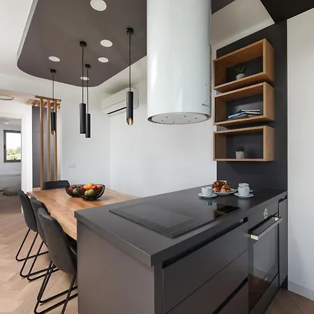 Lazy - Luxury Yachting * זאדאר